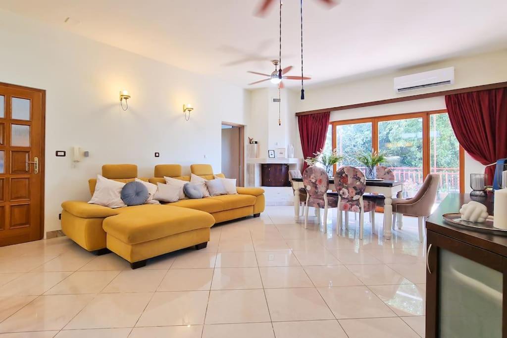 Kalliope, 200m Sea Apartment Kastela
